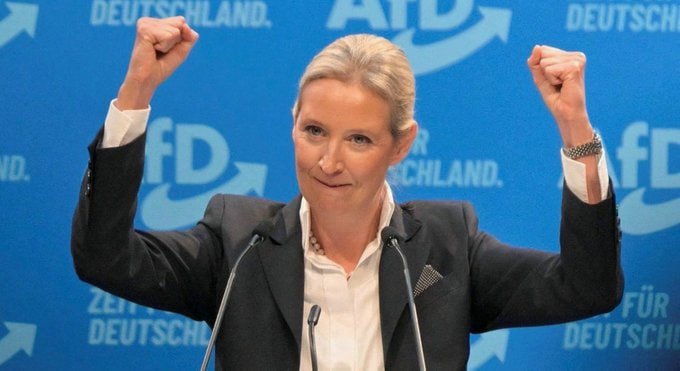 ElephantSignal's tweet photo. 🇩🇪 We are going to LEAVE the European Union. We don't need the EU. We will deport the ILLEGAL IMMIGRANTS and increase BORDER SECURITY.

Do you think this is right decision??

A) Yes 🟢 

B) No 🔴 https://t.co/PIv1bGVfvJ