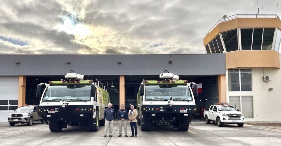 DGACChile's tweet photo. ¡Nuevo liderazgo en el aeropuerto Diego Aracena de #Iquique! ✈️🚒
Claudio Campos Bozanic asumió como nuevo jefe de la oficina de Salvamento y Extinción de Incendios en Aeronaves (SSEI).
⚠️ Recordar que, el servicio #SSEI es clave para garantizar una respuesta inmediata ante emergencias y resguardar la seguridad de cada vuelo.
📢 ¡Le deseamos mucho éxito en esta nueva etapa!
#VueloSeguroAlCentenario 🇨🇱