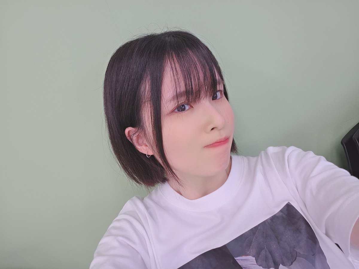 _yuiKANDA's tweet photo. 待機中に撮った「お前……誰……………？」の盛れた自撮り置いて本日はドロンします！早く眠れますように！ https://t.co/y5ozHjRfUi