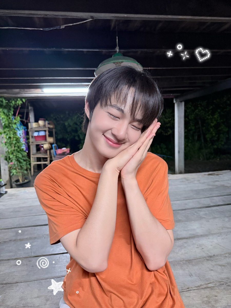 HUGELHEESeries's tweet photo. มนต์รักฮักอีหลี HUG E-LHEE : Somtum Rhapsody 🌶️🎙️

Q7 ~ เลิกกองแล้วเด้อพี่น้อง 🎬✨

มื้อนี้บักน้อยทั้งน่าฮักทั้งเก่งหลายยย ~ ตำส้มม่วนกันเบิดวัน ความจอยบ่ต้องเว้าถึง! กองนี้จอยทุกมื้อแน่นอน ~ 😂

ขนาดในกองยังม่วนปานนี้ แล้วในซีรีส์สิม่วนส่ำใด๋น้อ 👀 รอติดตามกันเด้อออ แล้วมาเจอกันคิวหน้า! ฝันดีเด้อพ่อแม่พี่น้อง💚🩷

HUG E LHEE Q7
#มนต์รักฮักอีหลีQ7