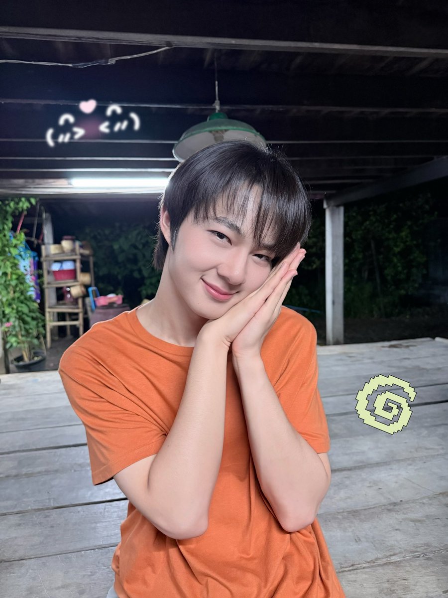 HUGELHEESeries's tweet photo. มนต์รักฮักอีหลี HUG E-LHEE : Somtum Rhapsody 🌶️🎙️

Q7 ~ เลิกกองแล้วเด้อพี่น้อง 🎬✨

มื้อนี้บักน้อยทั้งน่าฮักทั้งเก่งหลายยย ~ ตำส้มม่วนกันเบิดวัน ความจอยบ่ต้องเว้าถึง! กองนี้จอยทุกมื้อแน่นอน ~ 😂

ขนาดในกองยังม่วนปานนี้ แล้วในซีรีส์สิม่วนส่ำใด๋น้อ 👀 รอติดตามกันเด้อออ แล้วมาเจอกันคิวหน้า! ฝันดีเด้อพ่อแม่พี่น้อง💚🩷

HUG E LHEE Q7
#มนต์รักฮักอีหลีQ7