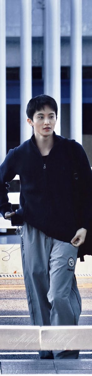 upperroomarklee's tweet photo. cleansing the timeline with pure cute mark energy because he’s truly the only thing worth looking at today. https://t.co/t4Ks8BQPUD
