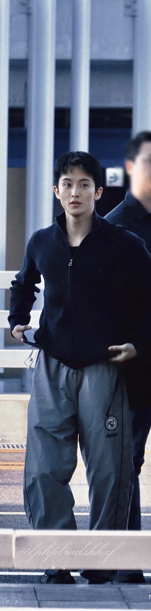 upperroomarklee's tweet photo. cleansing the timeline with pure cute mark energy because he’s truly the only thing worth looking at today. https://t.co/t4Ks8BQPUD