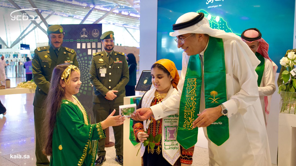 KAIAirport's tweet photo. فرحة وطن بعيون مسافرينا.. ✈️🇸🇦

بين ابتساماتهم ورايات العز، شاركنا مسافرينا لحظاتٍ يملؤها حب الوطن في #مطار_الملك_عبدالعزيز الدولي، لتبقى فرحة #اليوم_الوطني_السعودي ذكرى ترافقهم أينما حلّقوا.

#عزنا_بطبعنا 💚🇸🇦 https://t.co/9FHeY0Zdci