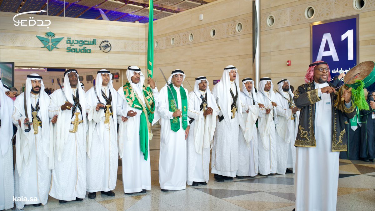 KAIAirport's tweet photo. فرحة وطن بعيون مسافرينا.. ✈️🇸🇦

بين ابتساماتهم ورايات العز، شاركنا مسافرينا لحظاتٍ يملؤها حب الوطن في #مطار_الملك_عبدالعزيز الدولي، لتبقى فرحة #اليوم_الوطني_السعودي ذكرى ترافقهم أينما حلّقوا.

#عزنا_بطبعنا 💚🇸🇦 https://t.co/9FHeY0Zdci