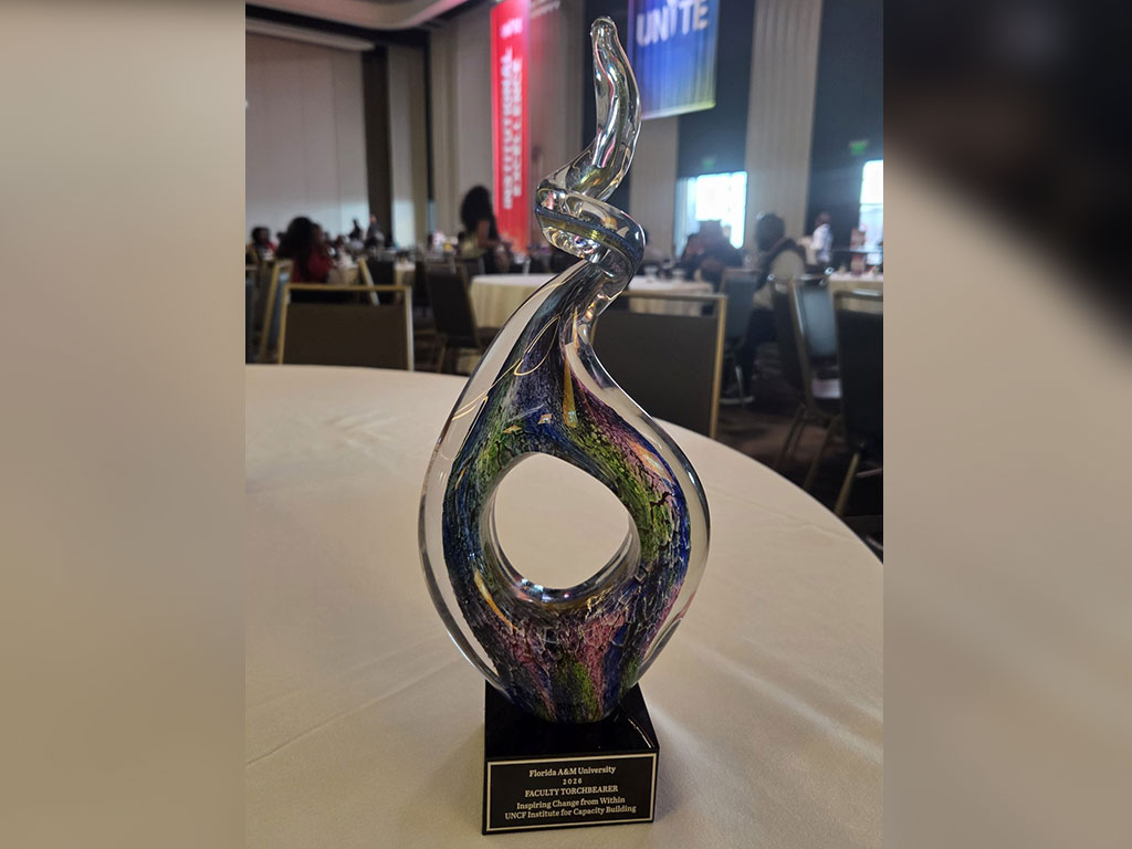 FAMU_1887's tweet photo. Together, we lead. ๐๐
FAMU received the UNCF Faculty Torchbearer Award, honoring the collective impact of faculty members who advance teaching, mentorship, innovation and student success.
Read more:
#FAMU #FAMUSBI #StudentSuccess #UNCF https://t.co/YTnWCRNd3n