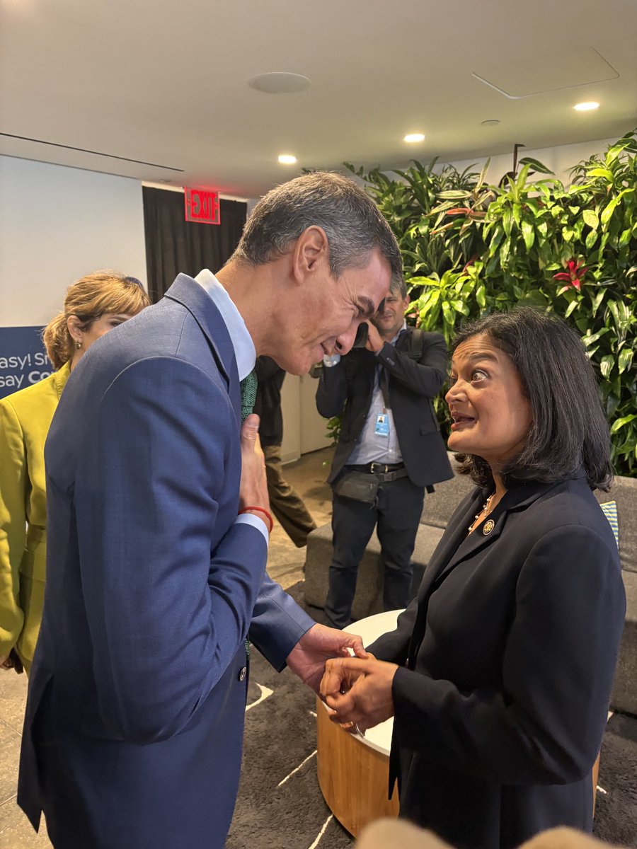 RepJayapal's tweet photo. It was a true honor to meet the Prime Minister of Spain, Pedro Sánchez, who has been a leader for working people in Spain and a light around the world for his strong stances on humane migration policy, AI regulation, standing up to the Trump administration on the war in Iran, and implementing a permanent arms embargo on arms exports to Israel.

I look forward to continuing to work closely with PM Sánchez to build our power across borders to fight far-right authoritarianism and deliver for working people around the world. ✊🏾
