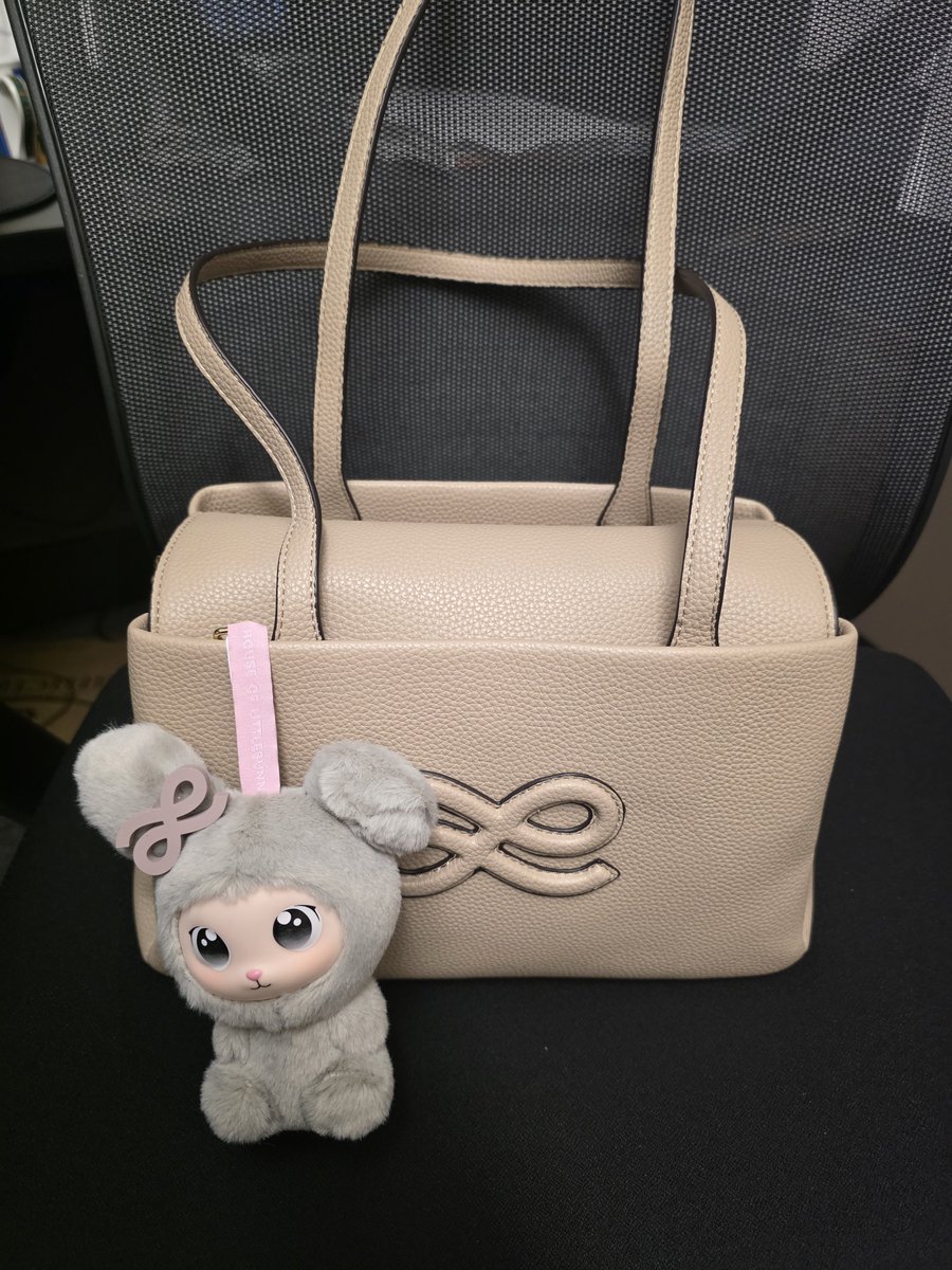 Yragspeedy17's tweet photo. Showing my support to #HOLB  and the CEO @prinsesachinita . My bag at work and  I get lots of compliments especially that little cutey there.

Praying for healing 🙏 https://t.co/oNcEpn3yIZ