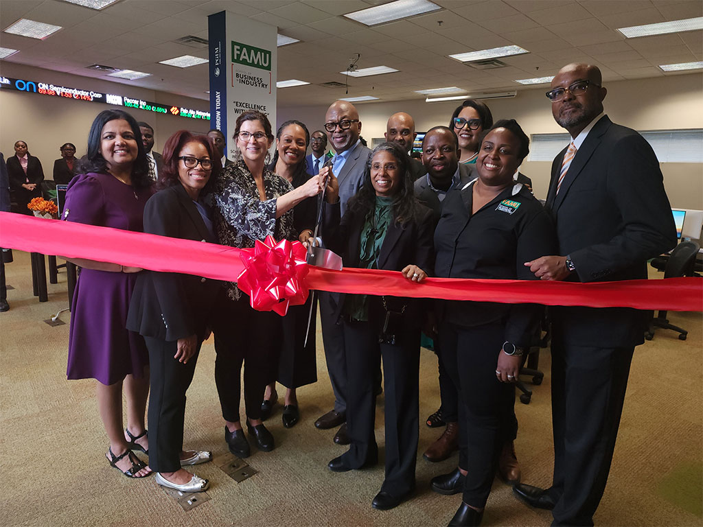 FAMU_1887's tweet photo. Together, we lead. ๐๐
FAMU received the UNCF Faculty Torchbearer Award, honoring the collective impact of faculty members who advance teaching, mentorship, innovation and student success.
Read more:
#FAMU #FAMUSBI #StudentSuccess #UNCF https://t.co/YTnWCRNd3n