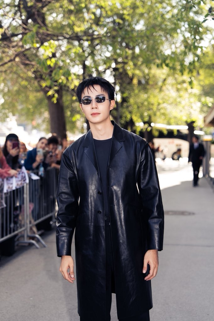 DomundiTV's tweet photo. THE JIL SANDER SIGNATURE 

With sincere appreciation to JIL SANDER for welcoming Zee Pruk @zee_pruk to the JIL SANDER SS 2027 Show at Milan Fashion Week. 

Thank you for the warm hospitality and for having Zee as part of this special occasion. It was a pleasure to experience the brand’s distinctive vision and refined aesthetic throughout the event. We look forward to seeing more from JIL SANDER. 

ZEE PRUK MFW 2027
#JILSANDERxZEEPRUK
#JILSANDER @jilsander 
#ZeePruk