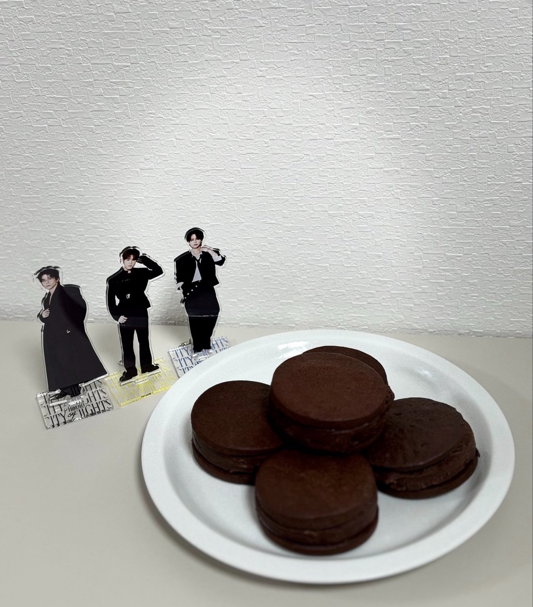 SvfQe's tweet photo. 四角い型探したんだけど見つからなかったので丸で🍪✨️お菓子作り全くしないんだけどまさやが作るの美味しそうすぎたのでお友達に付き合ってもらって一緒に作ったよ〜🍫🥣
めちゃくちゃ美味しかった⊂( ᴖ ̫ᴖ)⊃💕
#まさやのおやつ時間 https://t.co/FjTcnmKPzc