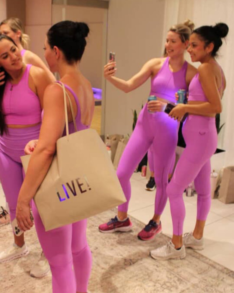 thebrickellbabe's tweet photo. Powerhouse had us shaking on the mat and somehow still smiling for photos after.

BB got the whole group moving this morning and Sugar Collections sent everyone home with flowers. If you missed it, you already know what to do.

Link in bio to join our membership. 💬 https://t.co/CZ1rUySRuG