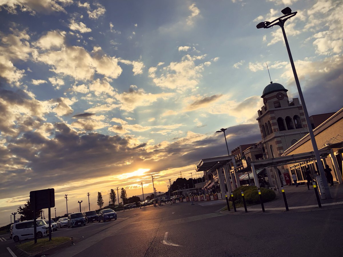 twiwataru's tweet photo. 9月22日17時、駿河湾沼津SA（上り）の夕景。
この後、大渋滞にハマる(^^) https://t.co/lKbc9nRIBt