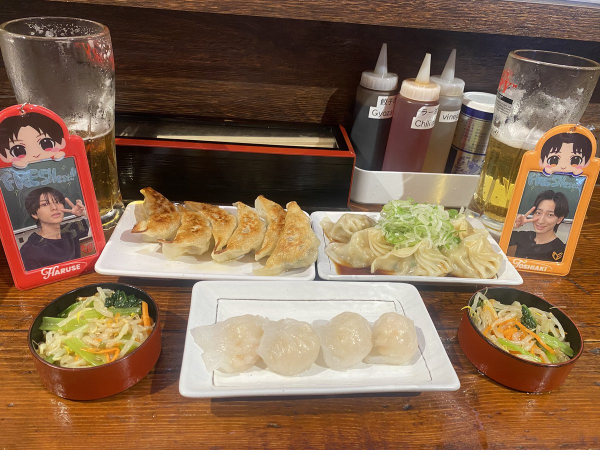 mari_____haruse's tweet photo. 公演前にお友達になったのに公演後も居酒屋さん行って(夜ご飯誘ったら叫んでたw)
次のツアーも連番応募しよって仲良くなったの凄すぎる‼️✨

トレカケースも煽って買わせたまであるwww(黒板の温世くん恵んで頂いた😭)

髪型も双子ちゃんみたいで可愛かった🎀🤍

交際0日婚の気持ち分かった(？) https://t.co/I8gNDpNZqD