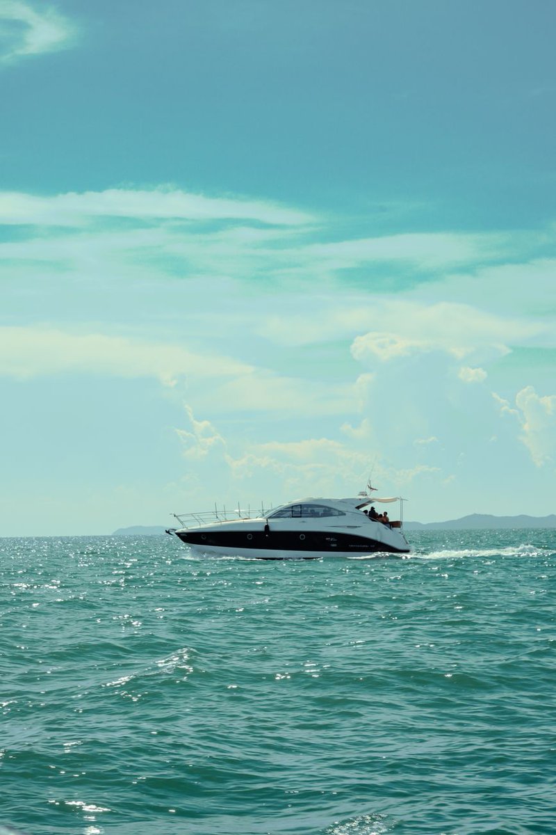 AngieK____'s tweet photo. Slow Cruise feels different aboard; putting my feet up near the bow turns the moment into no-rush happiness. Meanwhile, shoreline drifting past at an easy pace. #Yachting #PerfectDay https://t.co/2HOQqWJ3PI