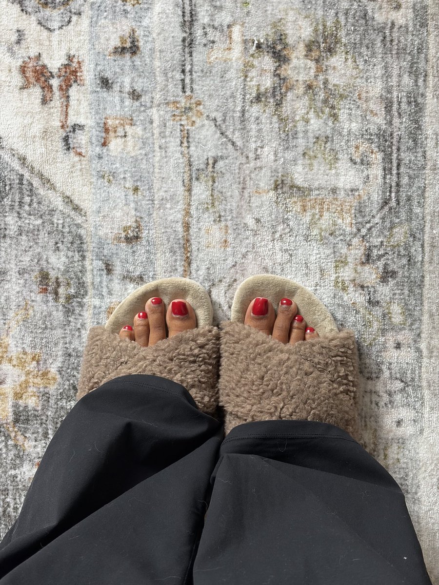 PrettyLilAlibi's tweet photo. Red toes forever or should I switch it up?❤️ https://t.co/H4vdqU8BT6