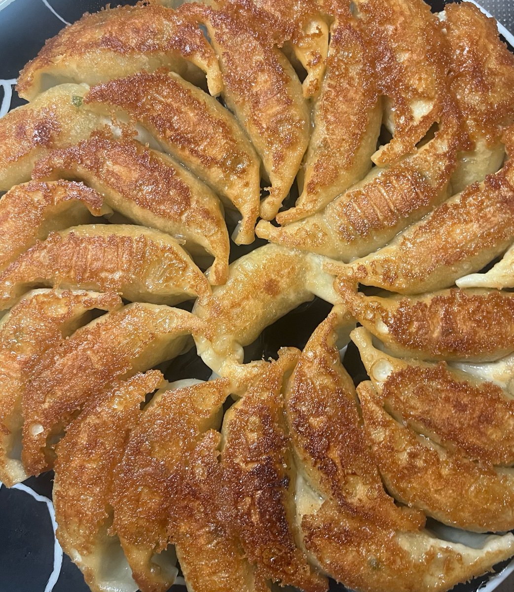 Haiirogogo's tweet photo. 綺麗に焼けた🥟✨️ https://t.co/qyITySFKZz