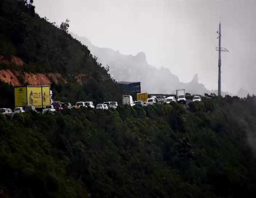 lnnocent191535's tweet photo. CAPE TOWN🚨

Crash on N2 Inbound on Sir Lowry Pass at Railway Bridge. Expect delays in both directions.

#CapeTownTraffic 
 #SaNational247Updates https://t.co/aCl6cj5gSr