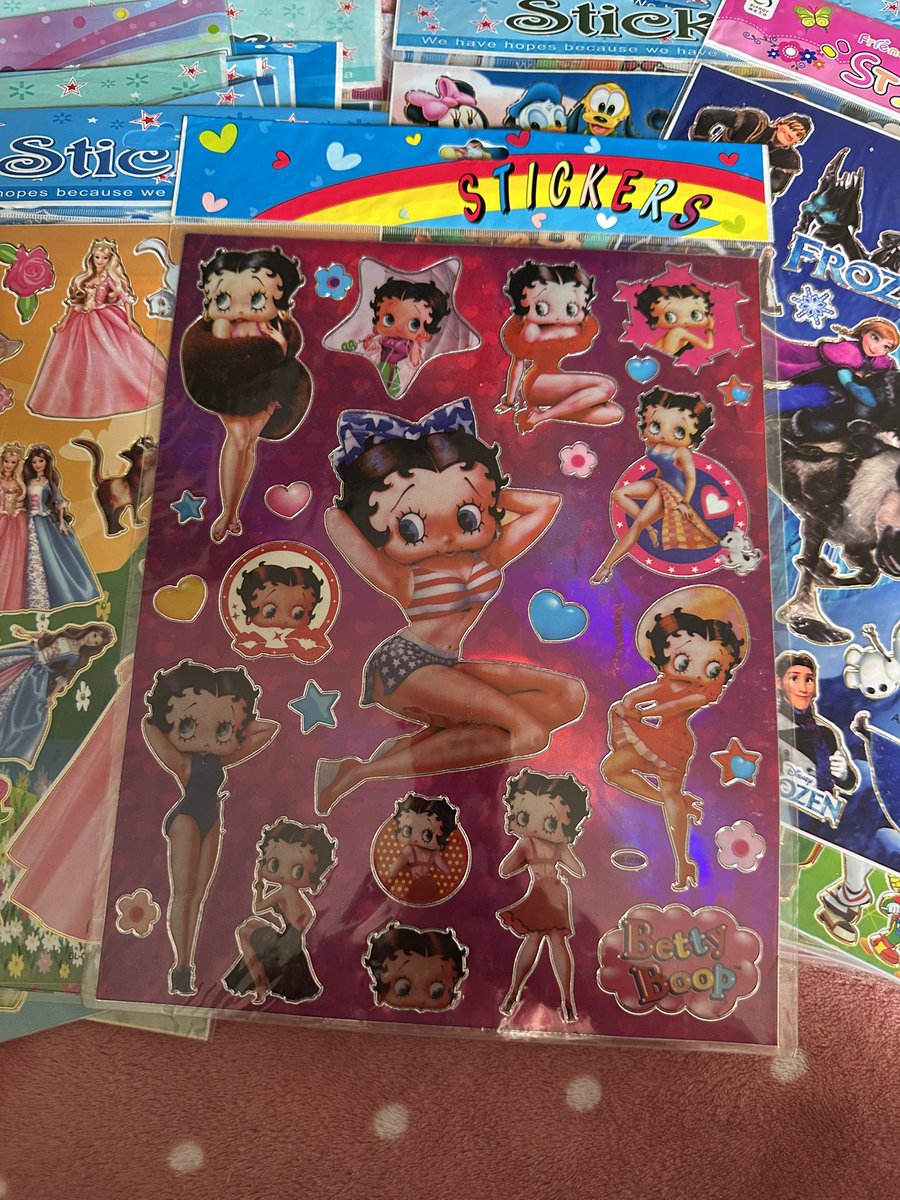 porndenji's tweet photo. #adesivotwt gente fiz uma compra totalmente despretensiosa de “kit de adesivos infantis” e eu achei foi ouro pqp!!!! https://t.co/qLuqGJV59L
