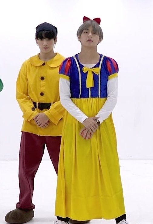 Joy30461982002's tweet photo. @luvbtsbot They call me the law roach of meme dressing (u on the left, soni on the right) https://t.co/y5JcCa1in1
