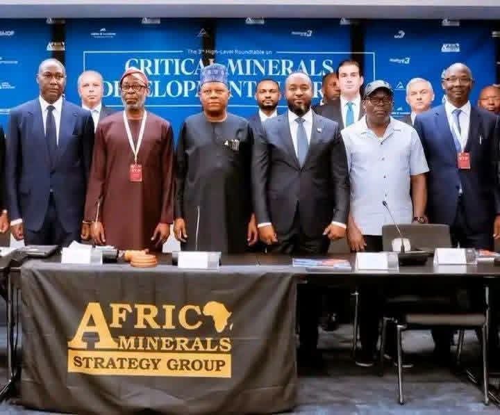 EbenezarWikina's tweet photo. As a Rivers man this annoys me the heck out 

The kind of sharp Etibo that he can wear with his silver stord, will make everybody else there look basic in their suits

Why is the Governor of my State looking odd at a UNGA side event? https://t.co/PmbkttTjRI