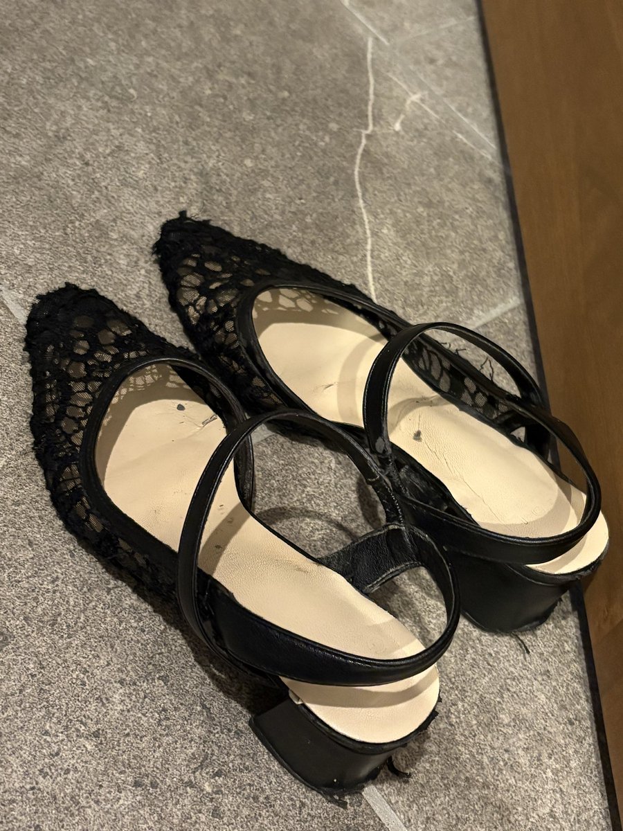 coconut_7585's tweet photo. 突然ですが履かなくなったミュール売ります！
3年ほど裸足で使用してました🐾
今年の春からは毎日通勤にも使用していてロッカー臭くなってしまい、上司から怒られたので手放します🥲
ご希望の方はDMお待ちしております🙌✨️
#パンプス売ります #靴売ります #靴下売ります https://t.co/oj9vVA9n2O