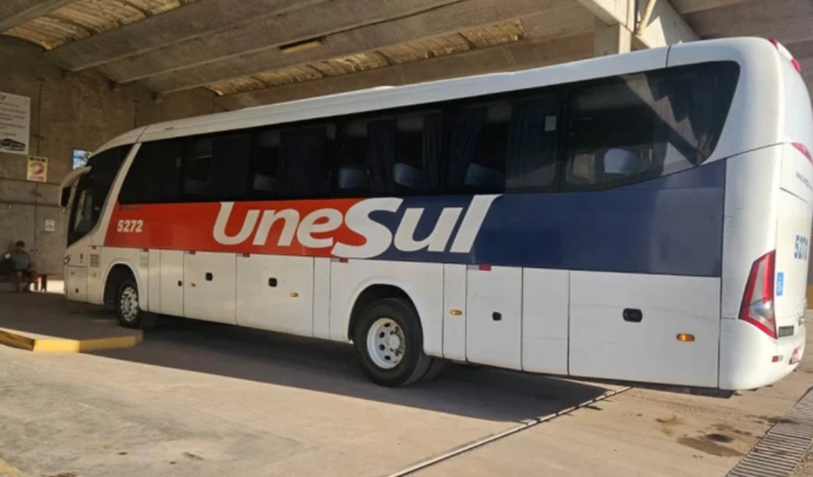 ernestoanulador's tweet photo. 🚨 ATRASOU!

Eduardo Baptista, que chegaria em Porto Alegre no início da tarde para ministrar seu primeiro treino, vai se atrasar. 

O motivo? A direção colorada comprou uma passagem SEMI-DIRETA para o treinador para cortar custos. 

A ideia é ter o treinador no treinamento de amanhã (quinta/feira).

🗞️ @zebirasports 

Bizarro o que o @BarcellosSCI fez com o Internacional.