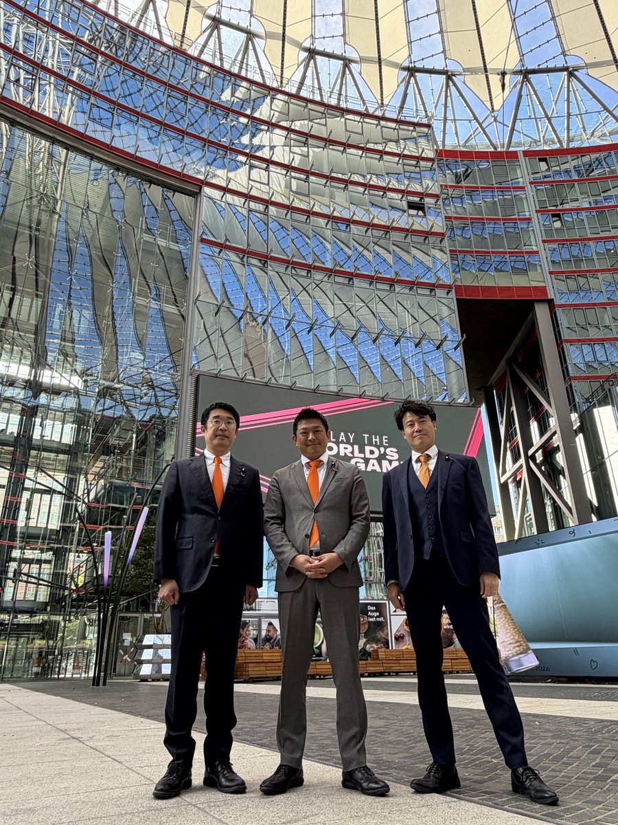 jinkamiya's tweet photo. ベルリンのポツダム広場にあるソニーセンターを訪問。ベルリンの壁崩壊後の再開発の目玉施設の1つです。

2000年に作られ、当時はソニーの活動拠点でしたが、2008年には外資に売却されています。

日本の経済力の象徴のような施設だったと思いますが、今では名前が残るだけです。再び海外にこのような施設が作れるような国力を持ちたいものです。
過去の栄光では悲しすぎる。