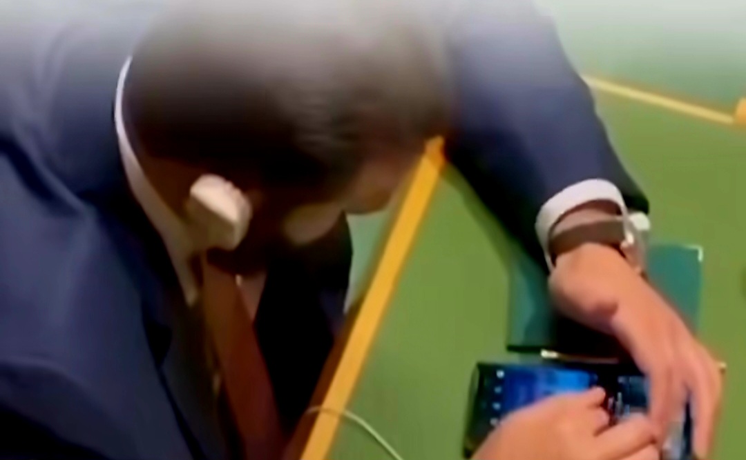 Daily__Front's tweet photo. Syrian President Ahmad al-Shara was seen scrolling through Instagram Reels on his phone during the United Nations General Assembly. This occurred while Turkish President Recep Tayyip Erdoğan was delivering a speech at the UNGA. The video went viral rapidly on social media, sparking online discussion about the incident.