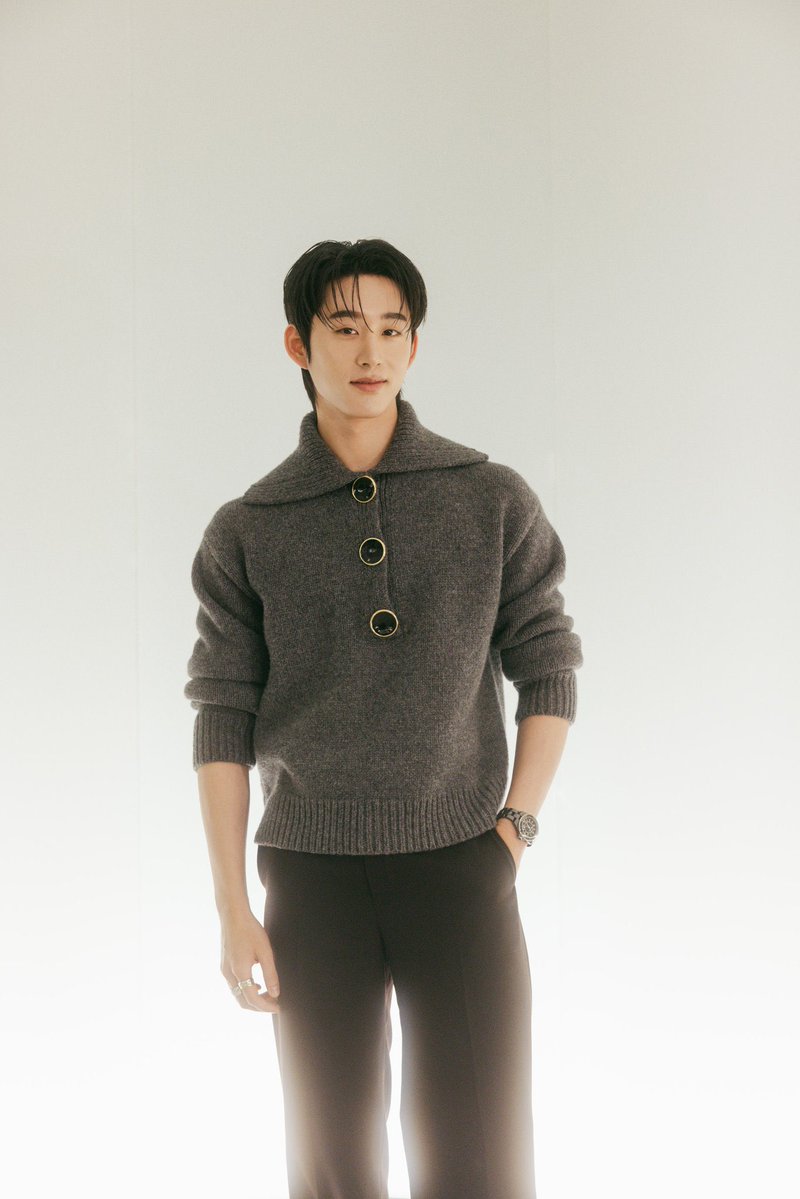 imnotblooming's tweet photo. the standard เคยเขียนไว้ตอน CHANEL Métiers d’art 2026 ที่กรุงโซล ว่าเอสถือว่าอยู่ในกลุ่ม “Test &amp; Trial” คือแบรนด์อยากทำความรู้จัก เช็คเคมี เช็คกระแส และศึกษาเรื่องทัศนคติและมุมมองของแต่ละคน

ซึ่งหลังจากงานนั้น ก็เป็น positive sign มาตลอด เอาใจช่วยน้า 🖤🕯️✨

#est_rvp #CHANELxEST https://t.co/OWxpRtRSXQ