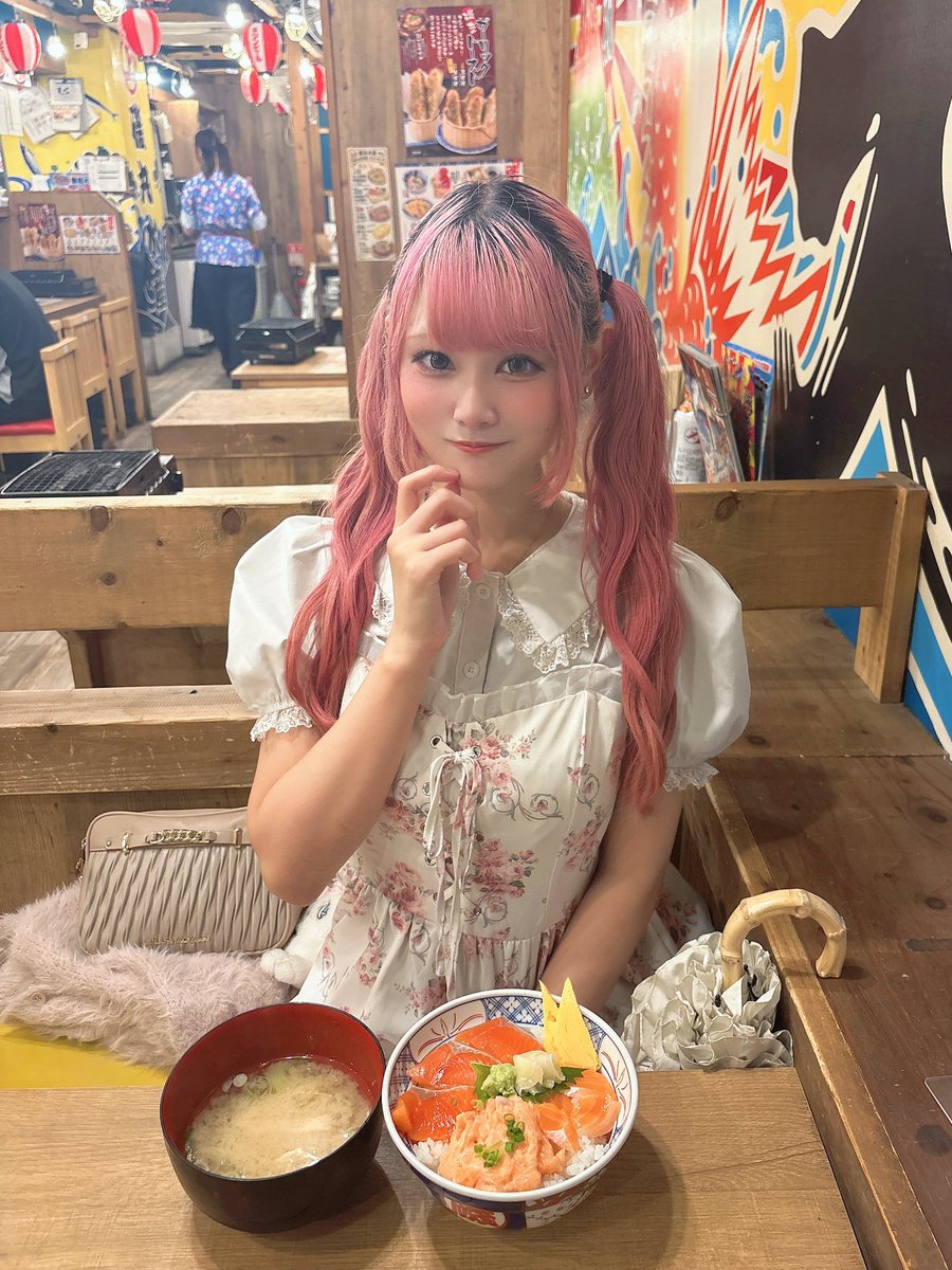 yumemi_rbcl's tweet photo. 箸が2連続で折れる強運の持ち主は私♡
私より箸折ってる人教えて？？ https://t.co/WRfsgChXF1