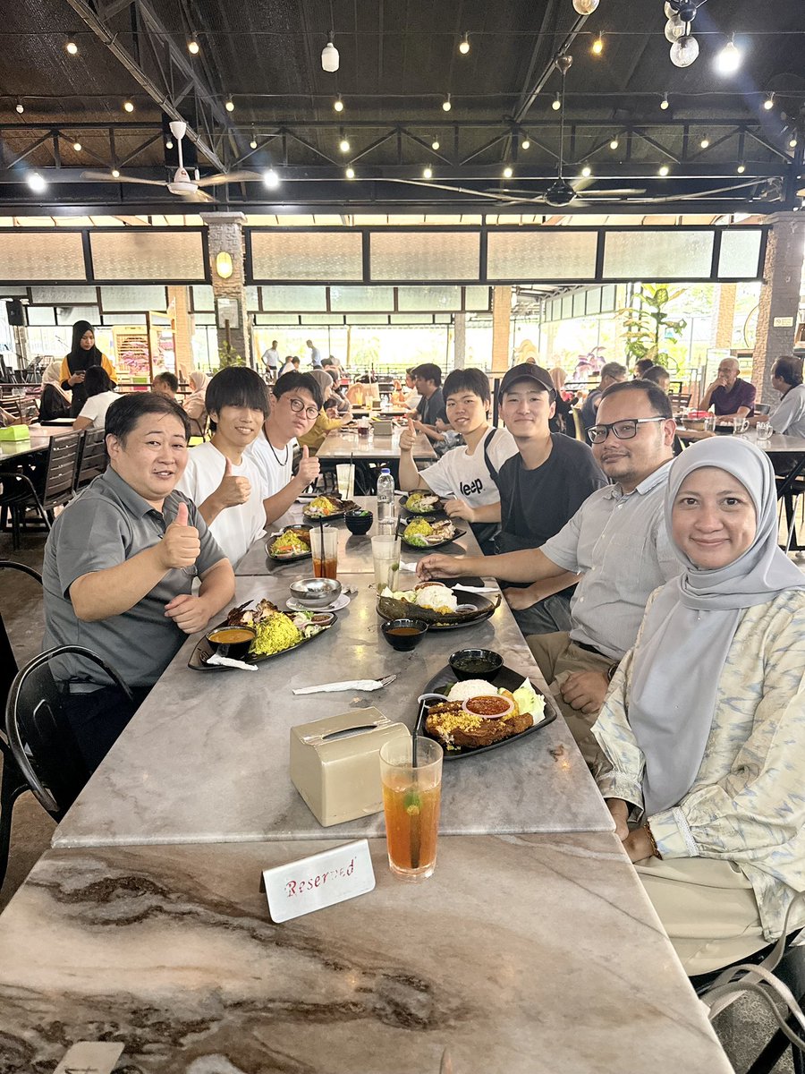 official_medlab's tweet photo. マレーシア日記#3

先週から4名（M1 2名、B4 2名）がマレーシアに来てUPMでの短期留学が始まりました！
また我らの前田先生もマレーシアに来てくださり、総勢7名がUPMで活動しています！

先生おすすめの4fingerチキンとlaolao アイスが絶品でした！🍗🍨 https://t.co/UICrESwpSo