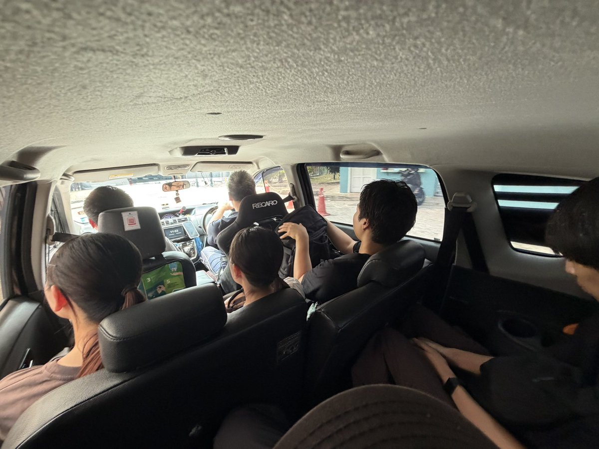 official_medlab's tweet photo. マレーシア日記#3

先週から4名（M1 2名、B4 2名）がマレーシアに来てUPMでの短期留学が始まりました！
また我らの前田先生もマレーシアに来てくださり、総勢7名がUPMで活動しています！

先生おすすめの4fingerチキンとlaolao アイスが絶品でした！🍗🍨 https://t.co/UICrESwpSo
