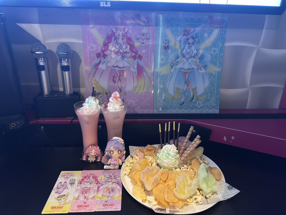 ran_pink_ran's tweet photo. ラウンドワン×たんプリコラボ🎤
カラオケ付き合ってもらって終了間際にギリギリ行けた！特典ミスティック揃えられてよかった🎀歌が昔のオタクすぎる🥺

仕事帰りでグッズ持ち歩いてなくて奇跡的に持ってたプリキュアグッズ☁✩⋆·̩͙ https://t.co/eXVw8Xj76z