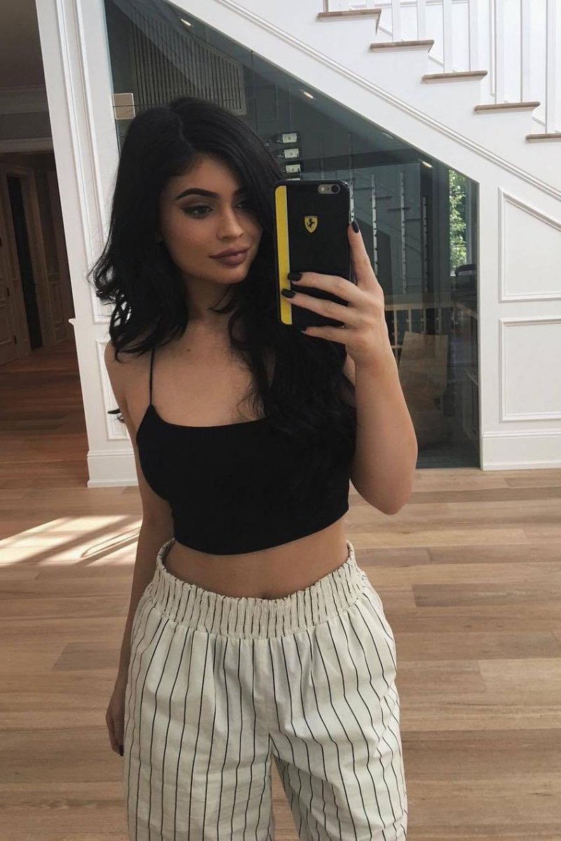 skylinjenner's tweet photo. #SeductiveWednesday 💖 https://t.co/ZmLYi2cH1r