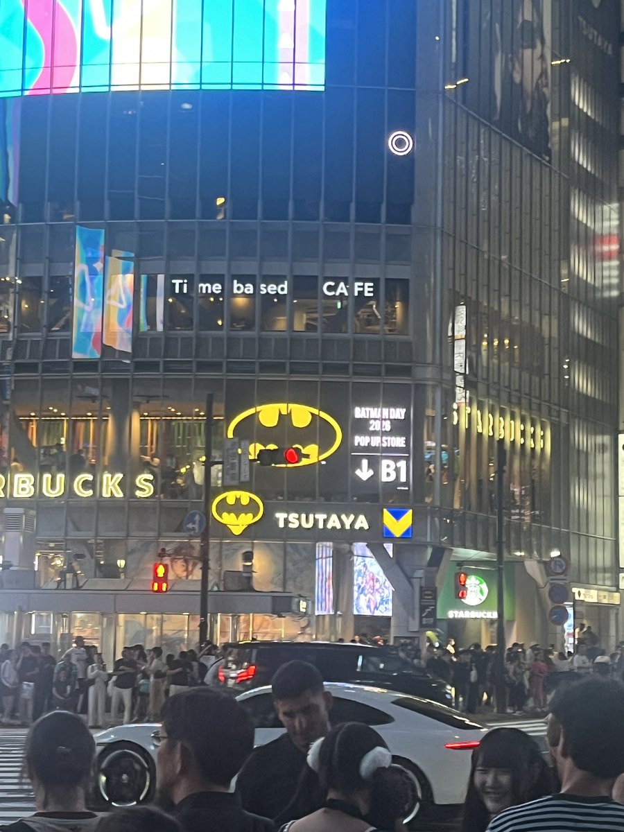 Tardis9M's tweet photo. 渋谷のスクランブル交差点付近、外人多すぎ&amp;そこかしかで乱痴気騒ぎなのもあって、ゴッサムシティかと思った...

Pop up storeの帰りはダークナイトのサントラ聴きながら帰りました。そこまで大きくないけど、バットマンだらけの空間で非常に良かったです🦇
#バットマン 
#バットマンの日 https://t.co/7HsEDYnakU