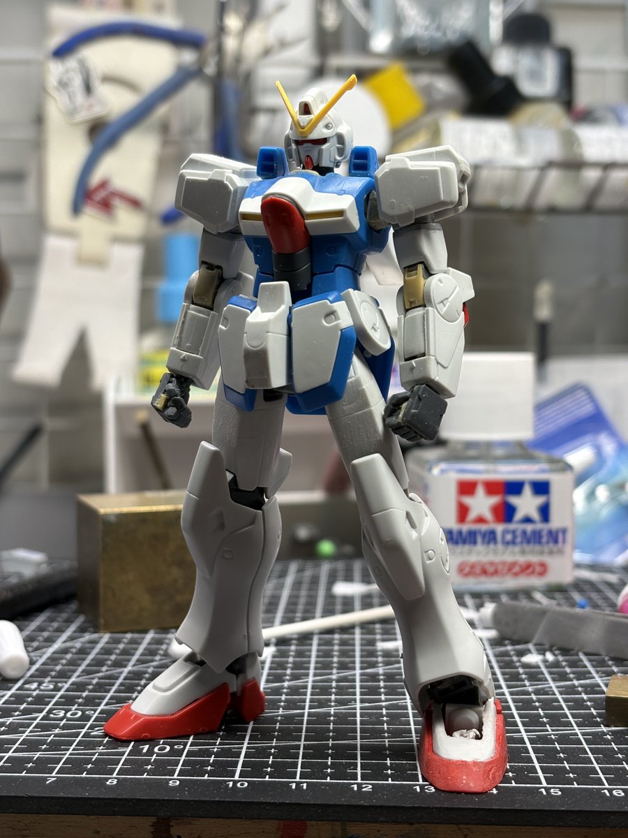 ITEM87094's tweet photo. 精度はイマイチなんだけど、なんとかプラ板スクラッチで背面のスラスターとスラスターカバーを作りました。

設定画どおりではないけど、雰囲気は似たんじゃないでしょうか

これでキットの正方形のスラスターからは解放された。俺は救われた。救われたんだ。

#vガンダム
#見てください https://t.co/KiMVRNG3TR