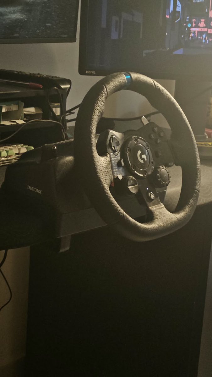 xexelops's tweet photo. Galera to vendendo  meu Logitech G923 pouquissimo usado por R$1500, bagatela pra sair rapido pq preciso comprar material de trabalho

- ainda tem uns 6 meses de garantia logitech
- acompanha pedal original e uns acessorios

#simracing #simuladores #logitech #g923 #desapego https://t.co/GOgGLN8XAG