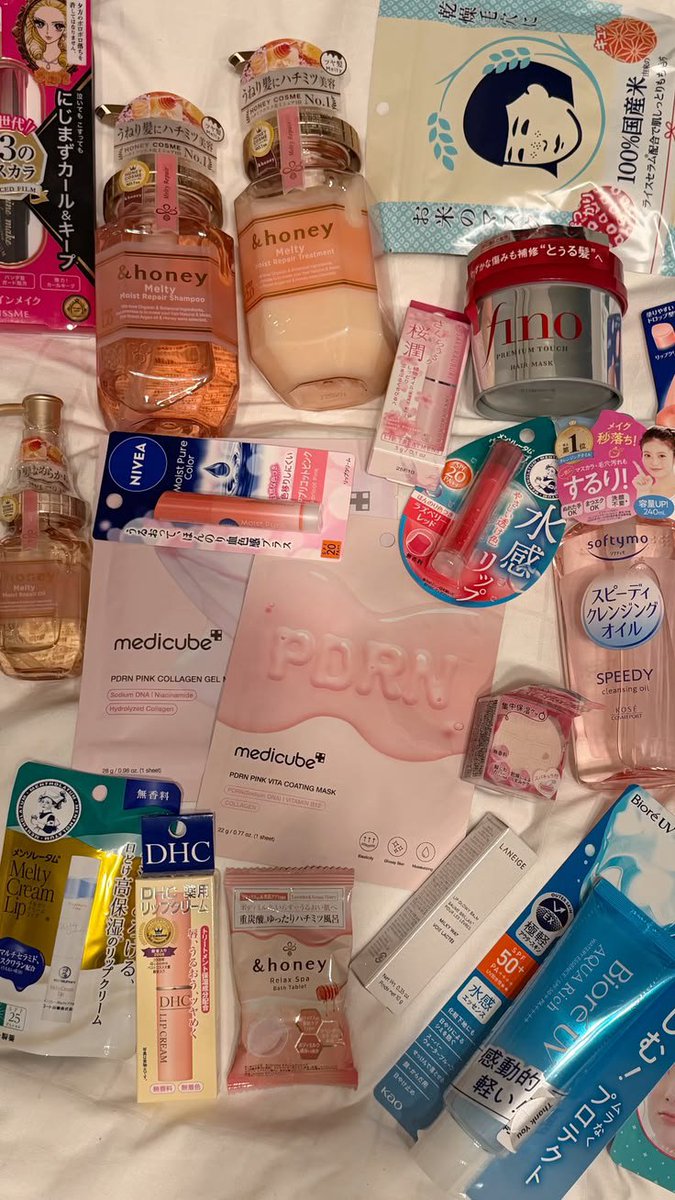 seracphy's tweet photo. Brought back a little something for all my neighbors. just a small souvenir from my trip!!! Semoga semuanya suka maaf agak berbagai macam biar nanti bisa pilih pilih boneka untuk paraa baby kuuu. https://t.co/UZXbwJyLcD