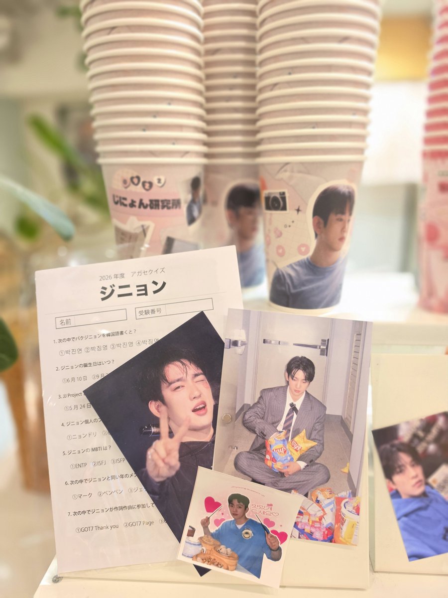 hana_0922_hana's tweet photo. 1日遅れだったけど、お誕生日お祝いしてきました🎂🎁

いろんな表情のジニョンくんに囲まれて至福でした😆 ジニョンくんの魅力…奥深い😍 引き続き研究に励みます🫡

準備してくれたけあちゃん、サポートなさった皆さま、そして現地でご一緒してくれた🐥さんたち、ありがとうございました🧡 https://t.co/hhlOFB5ILC