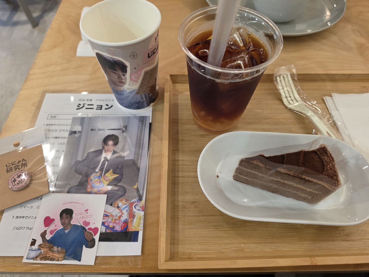 hana_0922_hana's tweet photo. 1日遅れだったけど、お誕生日お祝いしてきました🎂🎁

いろんな表情のジニョンくんに囲まれて至福でした😆 ジニョンくんの魅力…奥深い😍 引き続き研究に励みます🫡

準備してくれたけあちゃん、サポートなさった皆さま、そして現地でご一緒してくれた🐥さんたち、ありがとうございました🧡 https://t.co/hhlOFB5ILC