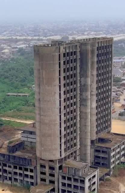 klassiqtunez's tweet photo. Who owns this building that has remained uncompleted and abandoned for years in Lagos ? https://t.co/4HstzqsiuJ