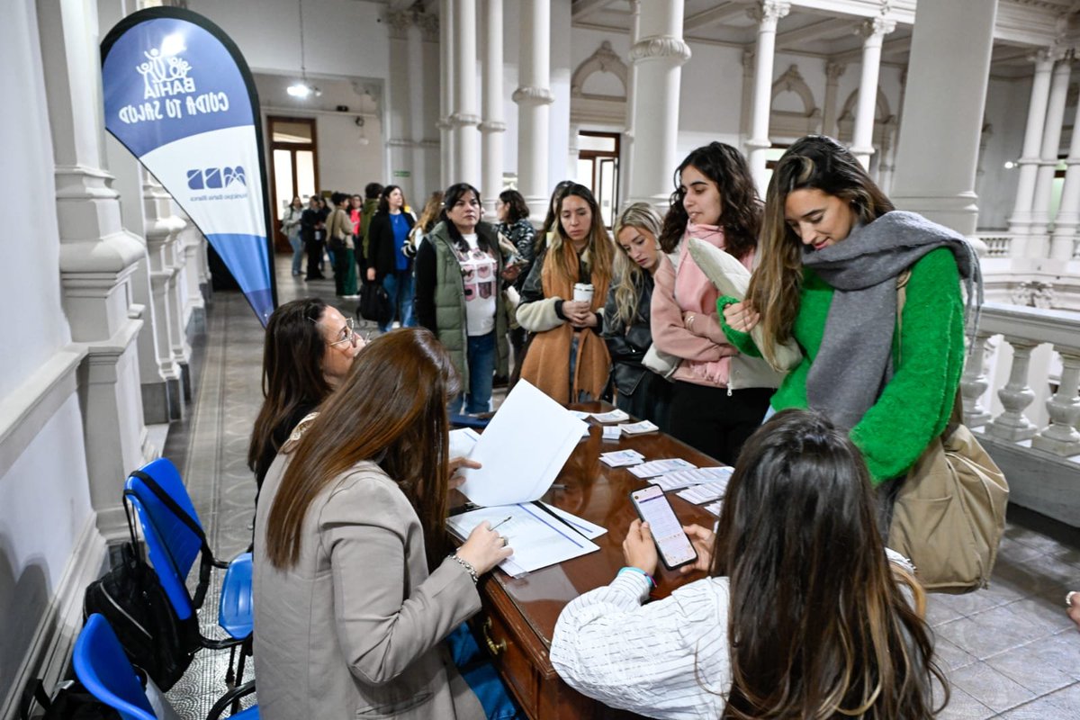 fsusbielles's tweet photo. En el marco de los 20 años de la Ley de Educación Sexual Integral, desde el Programa Mi Mundo recibimos en Bahía a Laura Sánchez, mamá de Ema Bondaruk.

Ema era una adolescente de 15 años que vivía en Longchamps con su flia. En 2024 un compañero del colegio difundió un vídeo íntimo sin su consentimiento y a 24hs que su video se hiciera viral se suicidó. A Ema la mató la violencia digital .

Laura, su mamá, convirtió su dolor en lucha.

Impulsa el proyecto de creación de la Ley EMA y la Guía EMA , para prevenir, detectar y abordar la violencia digital y la difusión no consentida de imágenes íntimas.

Compartidos su mirada y entendemos fundamental ampliar las conversaciones sobre los desafíos que atraviesan hoy niños, niñas y adolescentes.

La violencia digital, la exposición de la intimidad y la construcción de vínculos saludables en los entornos virtuales, se deben abordar con urgencia desde una perspectiva de derechos, promoviendo el cuidado, el consentimiento y la ciudadanía digital.