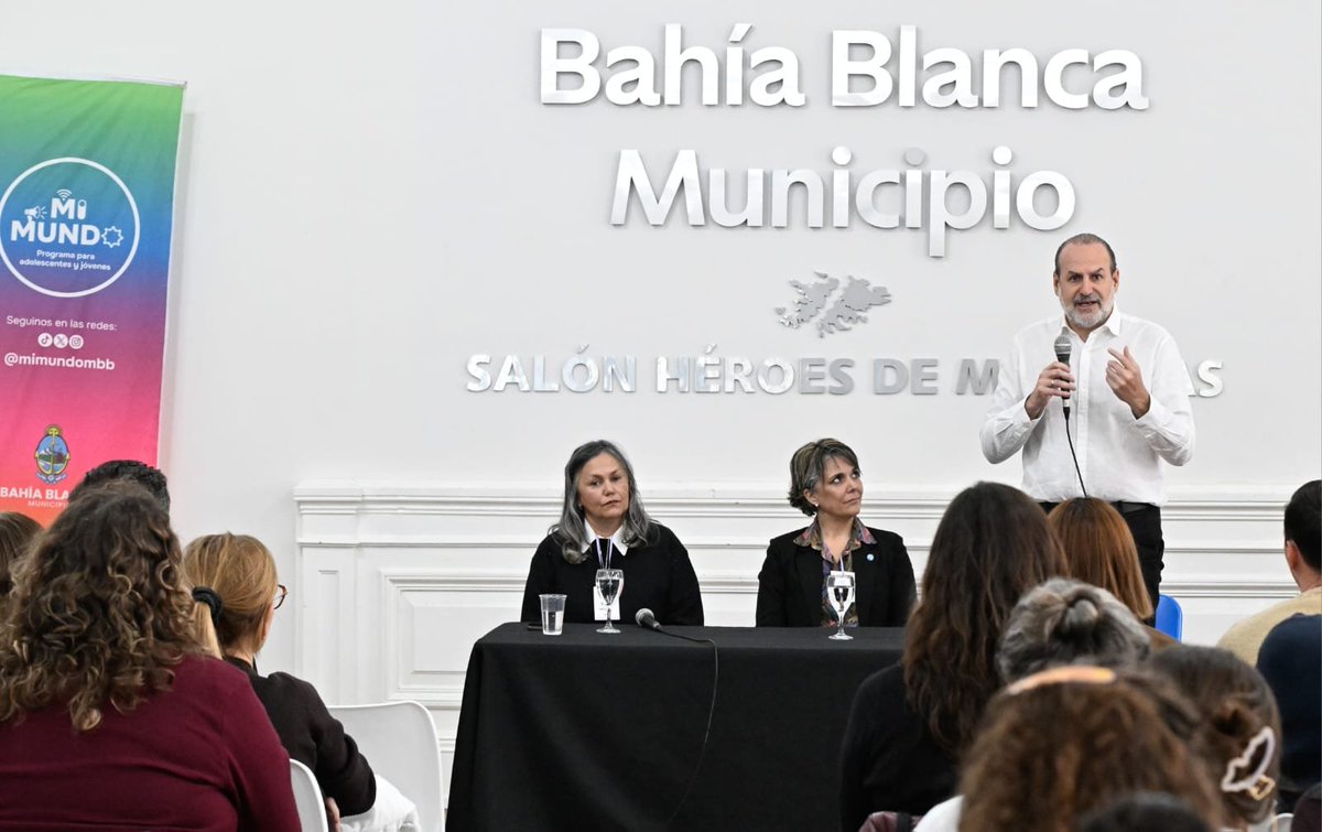 fsusbielles's tweet photo. En el marco de los 20 años de la Ley de Educación Sexual Integral, desde el Programa Mi Mundo recibimos en Bahía a Laura Sánchez, mamá de Ema Bondaruk.

Ema era una adolescente de 15 años que vivía en Longchamps con su flia. En 2024 un compañero del colegio difundió un vídeo íntimo sin su consentimiento y a 24hs que su video se hiciera viral se suicidó. A Ema la mató la violencia digital .

Laura, su mamá, convirtió su dolor en lucha.

Impulsa el proyecto de creación de la Ley EMA y la Guía EMA , para prevenir, detectar y abordar la violencia digital y la difusión no consentida de imágenes íntimas.

Compartidos su mirada y entendemos fundamental ampliar las conversaciones sobre los desafíos que atraviesan hoy niños, niñas y adolescentes.

La violencia digital, la exposición de la intimidad y la construcción de vínculos saludables en los entornos virtuales, se deben abordar con urgencia desde una perspectiva de derechos, promoviendo el cuidado, el consentimiento y la ciudadanía digital.