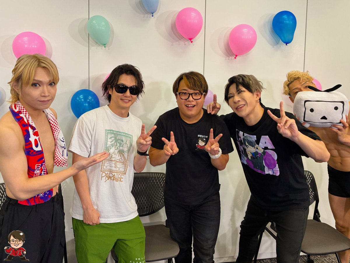 yuzu_tsuka's tweet photo. ニコニコ生放送「月刊ゴールデンボンバー」に出演させていただきました✨

メンバーの皆様がヌルヌルになって抱き合ってましたが、僕も混ざれば良かった笑

鬼龍院さんが楽屋で「なにこれー！」って道具に興味をもってる様子が可愛かったです…！

#月刊ゴールデンボンバー
#金爆 https://t.co/WrrRm5dwWU