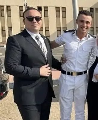 Tarekkhabib's tweet photo. "محمد عادل مختار" من الحرس الشخصي للسيسي ذات نفسه.. وأمين برئاسة الجمهورية.

اخو المدعو "احمد عادل مختار" اللي دخل بيت دينا وجوزها وسرق شقى عمرهم وشبكتها ودهبها. 
وهدد "يوسف" زوج دينا انه هيغتصبها قدامه لو نشرت الفيديوهات. 

والده بقا يبقى "عادل مختار" لواء اركان حرب! 

حاميها حراميها، والفساد في مصر بقى طريقة حكم كاملة… بما يُسمى بـ"الكليبتوقراطية" او "حكم اللصوص".

حكم اللصوص، لما السلطة تُستخدم للنهب وحماية المنتفعين منه.

ولما صاحب الحق يخاف يطالب بحقه أكتر ما الحرامي يخاف من العقاب… يبقى الفساد نفسه هو اللي بيحكم.

السيسي وصل لمصر مرحلة اسوء بمراحل من الديكتاتورية وحكم الفرد… الا وهو حكم العصابات…

شبكة مصالح: واحد ينهب، وواحد يحميه بنفوذه، وواحد يخرّس اللي يشتكي.

والمواطن يلف على أبواب الدولة يطلب حقه، فيكتشف إنه بيشتكي للعصابة من واحد فيها!