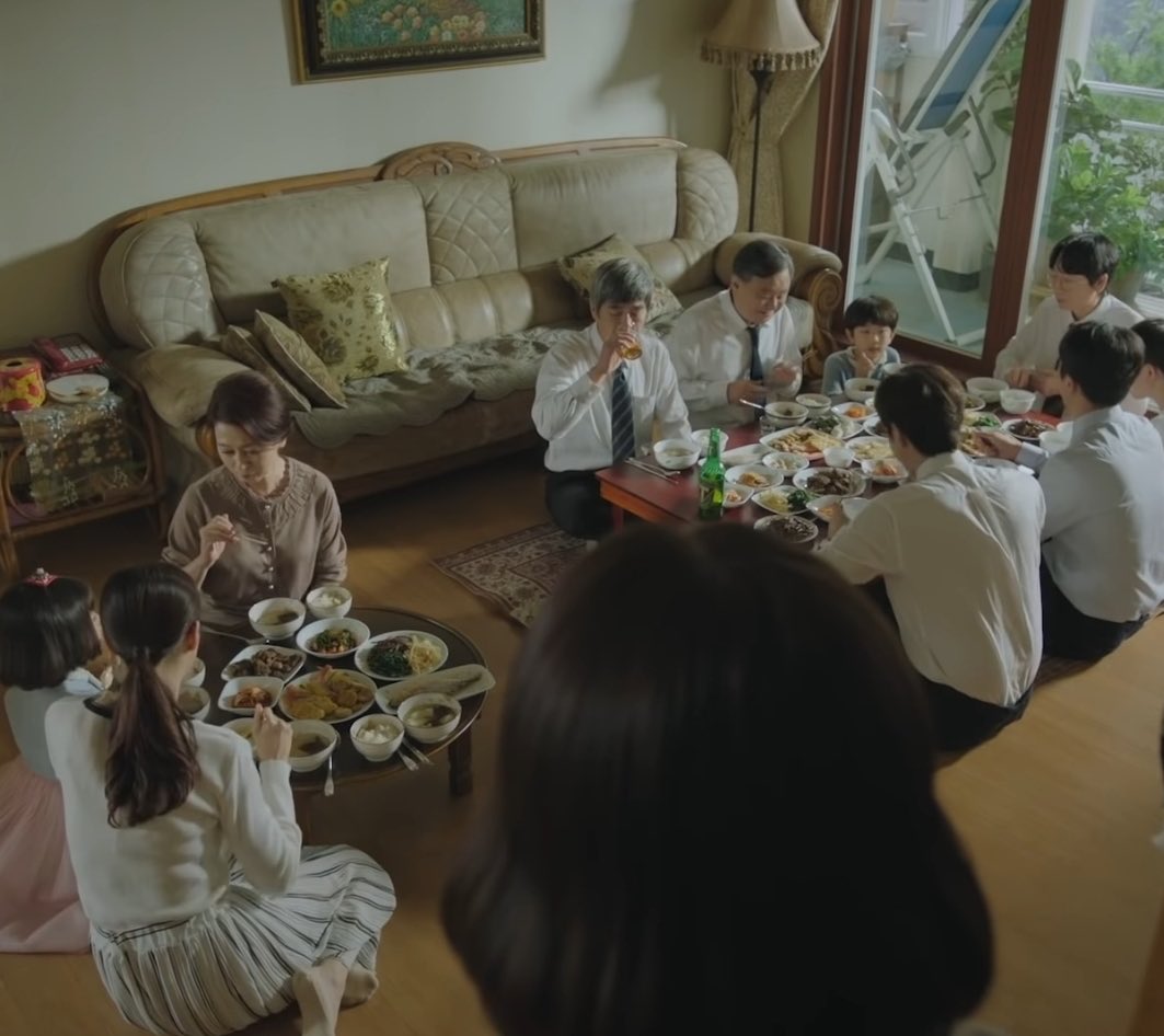 doozoneold's tweet photo. 연휴만 오면 할무니집갔을때
당연하게 남자상 여자상 나눠서 앉았던거 생각남
남자상은 다 새로 지은 반찬에 상다리 부러질정도로 차려주고 
여자밥상은 무슨 남은음식 모아서
먹는 느낌이였음

진짜 지독했던거같아 상도 따로 해서 먹을만큼
가부장적인 사회였던게 .. https://t.co/6QiJZfrGk7