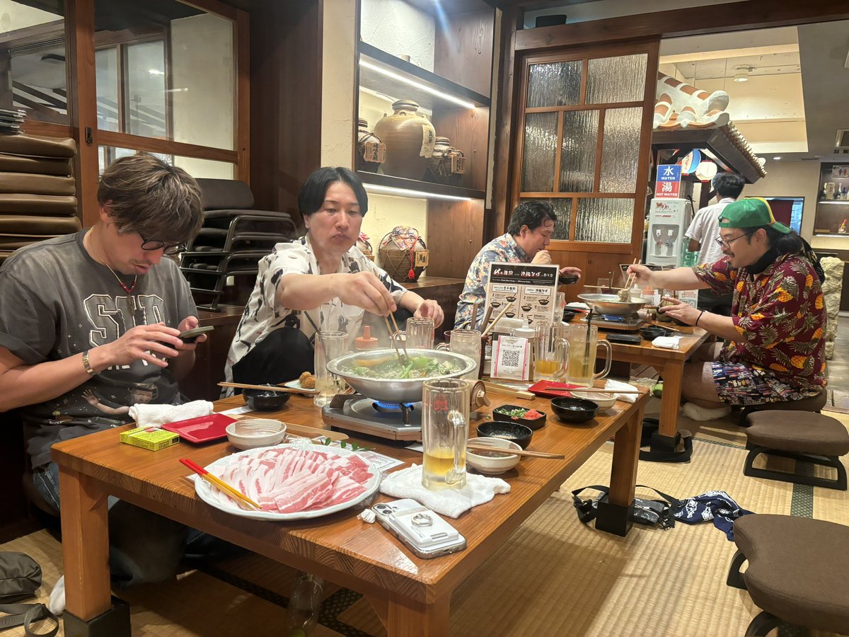 massan26's tweet photo. 一年越しに打ち上げでアグー豚のしゃぶしゃぶ食べました！

#14期大暴れツアー
#アグー豚のしゃぶしゃぶとか食いてぇだろ https://t.co/aGVNNs2F05
