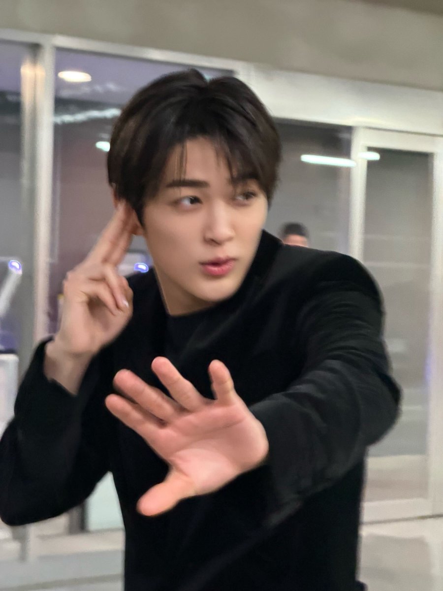 keontaku's tweet photo. 건호 멋진 착장 입으면 맨날 하는 일
= 경호원 놀이 https://t.co/VvYGxk1CBI
