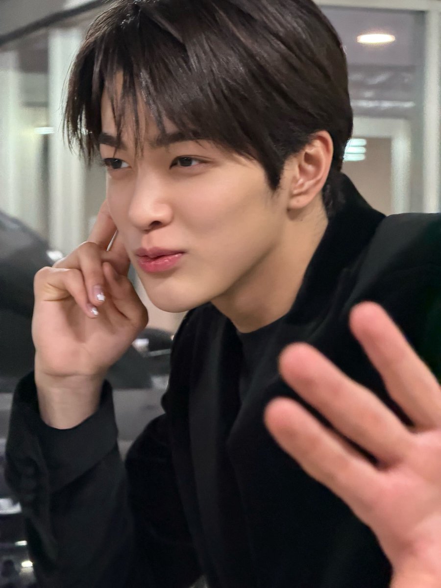 keontaku's tweet photo. 건호 멋진 착장 입으면 맨날 하는 일
= 경호원 놀이 https://t.co/VvYGxk1CBI